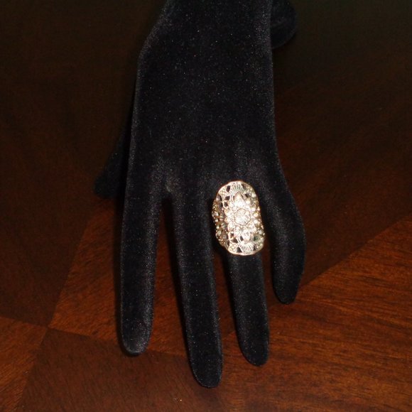 Flowery ring with faux crystals- costume jewelry - Picture 9 of 11